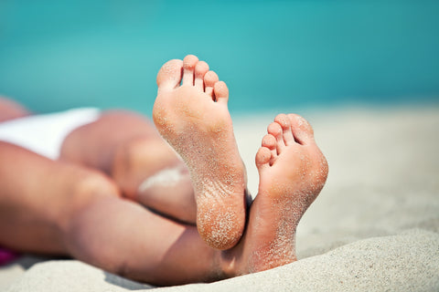 Piedi Screpolati sotto l'ombrellone: perché succede in Estate e come rimediare dopo le vacanze?