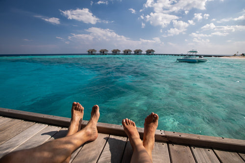 Piedi gonfi in viaggio: esercizi e consigli per ridurre il dolore e favorire la circolazione
