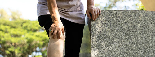 Gambe gonfie negli anziani: cause e rimedi