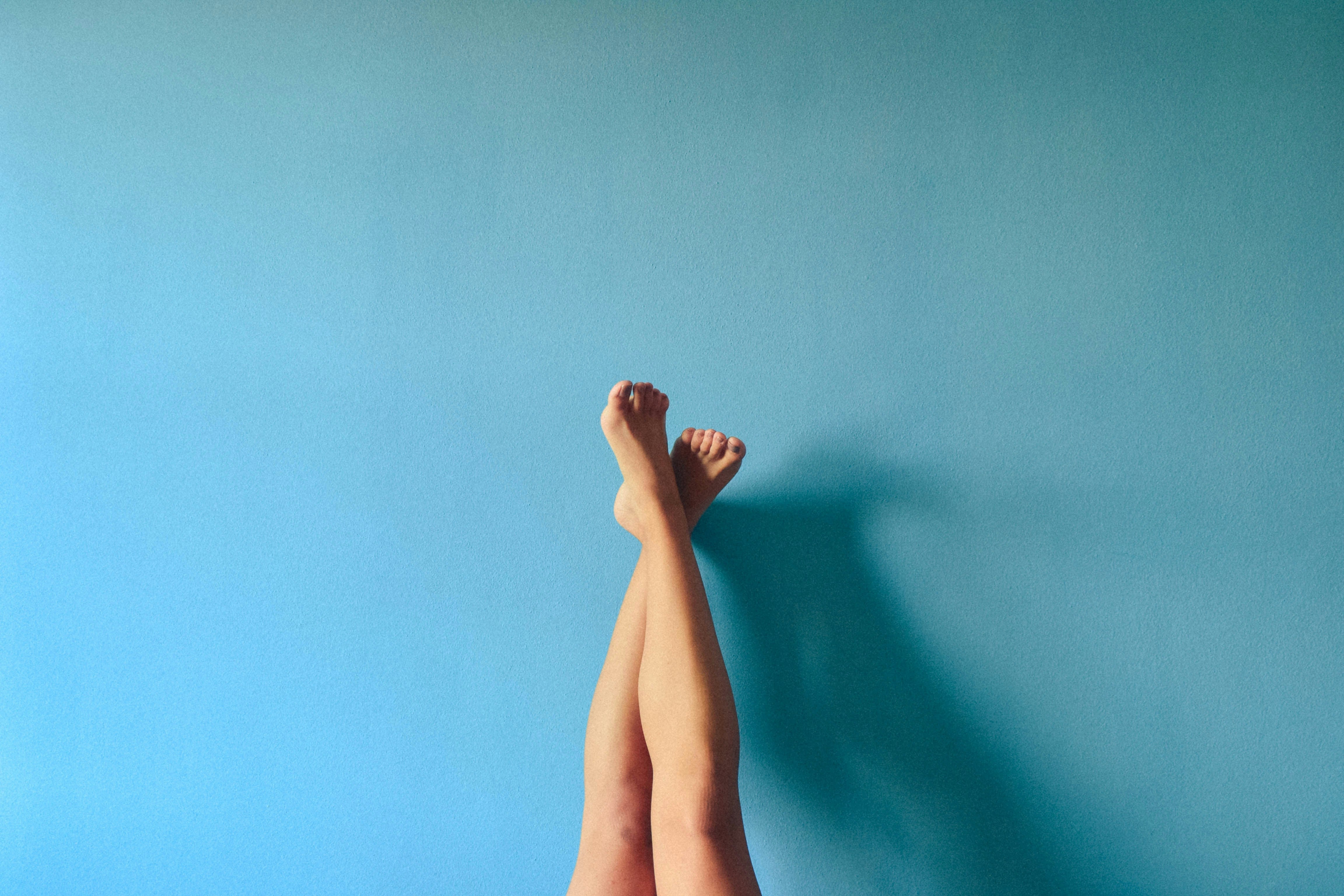 Gambe gonfie: cosa fare per sentirle più leggere, soprattutto in estate