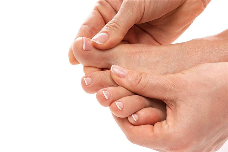 Perché compaiono le macchie bianche sulle unghie dei piedi e cosa fare