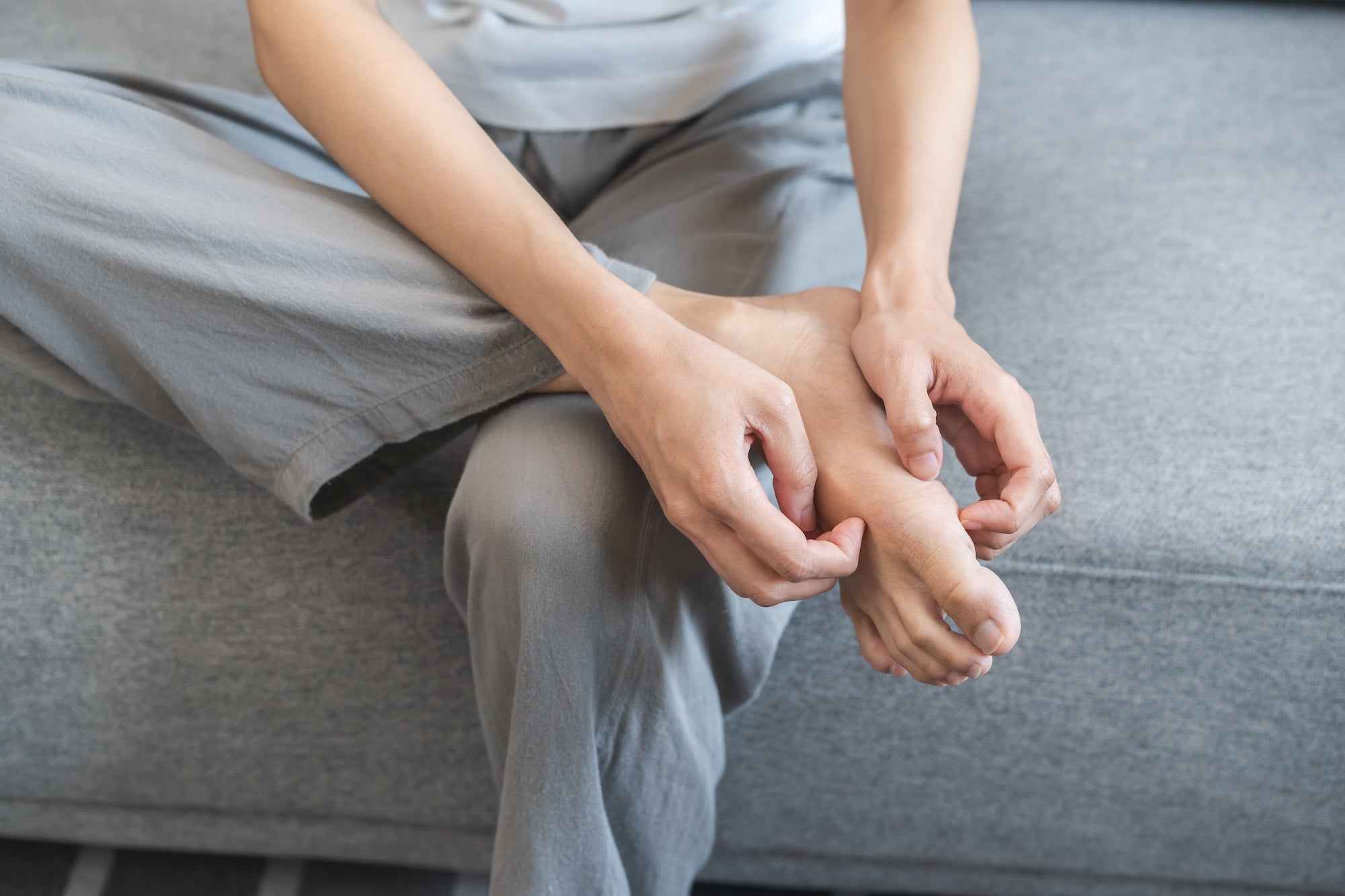 Quali sono le cause del prurito ai piedi e come rimediare?