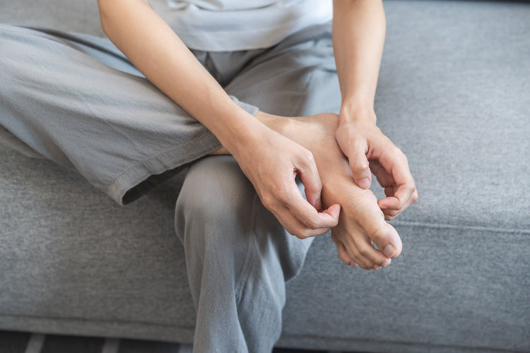 Quali sono le cause del prurito ai piedi e come rimediare?